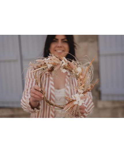 Couronne de fleurs séchées sur cercle en vigne, ou bois. 
