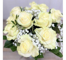 Bouquet de roses blanches et gypsophile