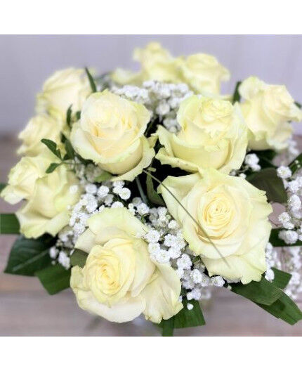 Bouquet de roses blanches et gypsophile