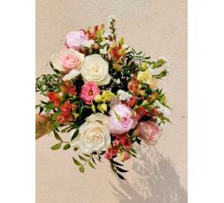 Bouquet de fleuriste rond pastel