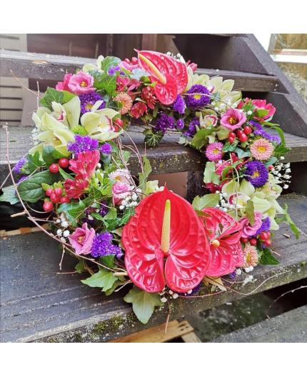 Couronne de crémation ou couronne d’urne. 