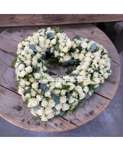 Cœur creux de roses branchues blanches