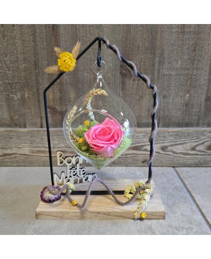 Rose suspendue dans son écrin de verre