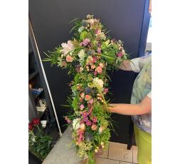 Croix de fleurs deuil