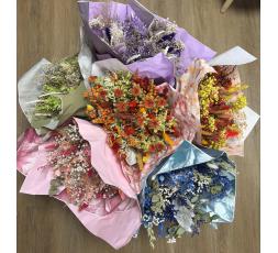 Bouquet de fleurs séchées de différentes couleurs