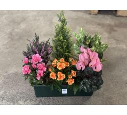 Fleurs artificielles dans l'esprit d'une jardinière