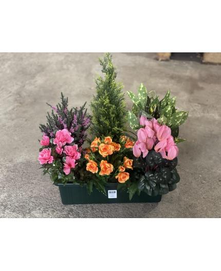 Fleurs artificielles dans l'esprit d'une jardinière