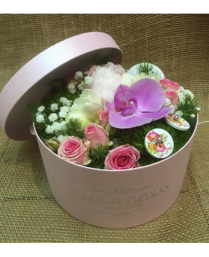 Boite à chapeau fleurie