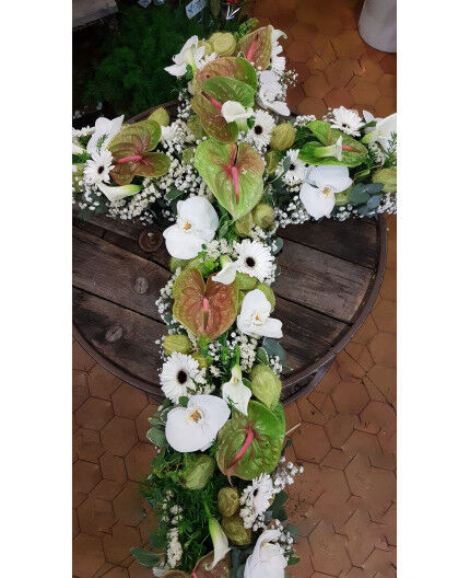 Croix de fleurs dernier hommage deuil