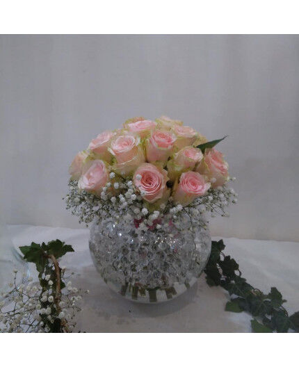 bouquet rond de rose dans son vase