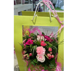 BOUQUET ROND DANS SON SAC