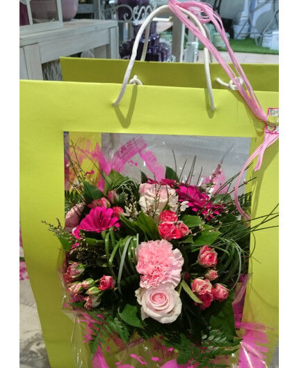 BOUQUET ROND DANS SON SAC