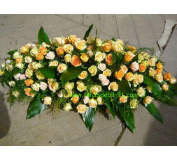 Dessus de cercueil tout en roses pêche