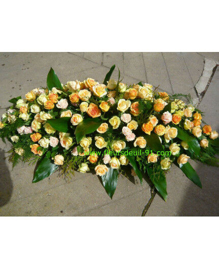 Dessus de cercueil tout en roses pêche