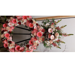 Couronne avec fronton sur pied