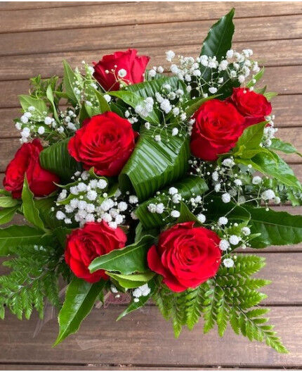 Bouquet rond roses rouges avec bulle d'eau