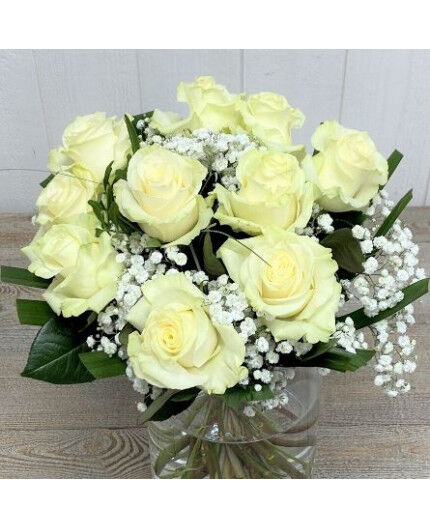 Bouquet rond Roses blanches avec feuillages .