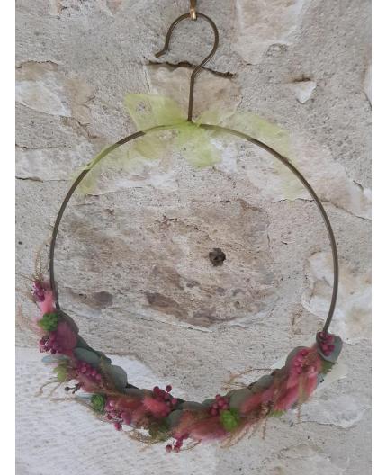 Couronne de fleurs séchées sur cintre
