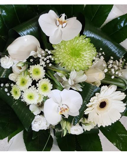 Bouquet rond du fleuriste blanc et vert
